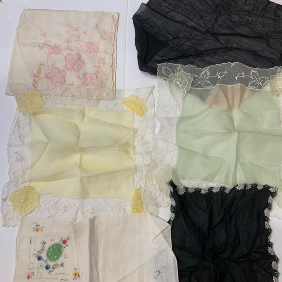 Vintage Handkerchief and Doilies lot. - Picture 4 of 7